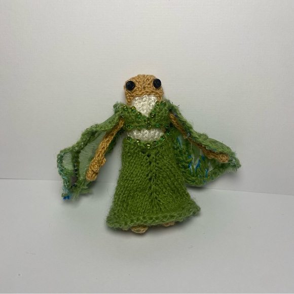 Tiny Microknitted Frog- Folklore - Picture 9 of 13